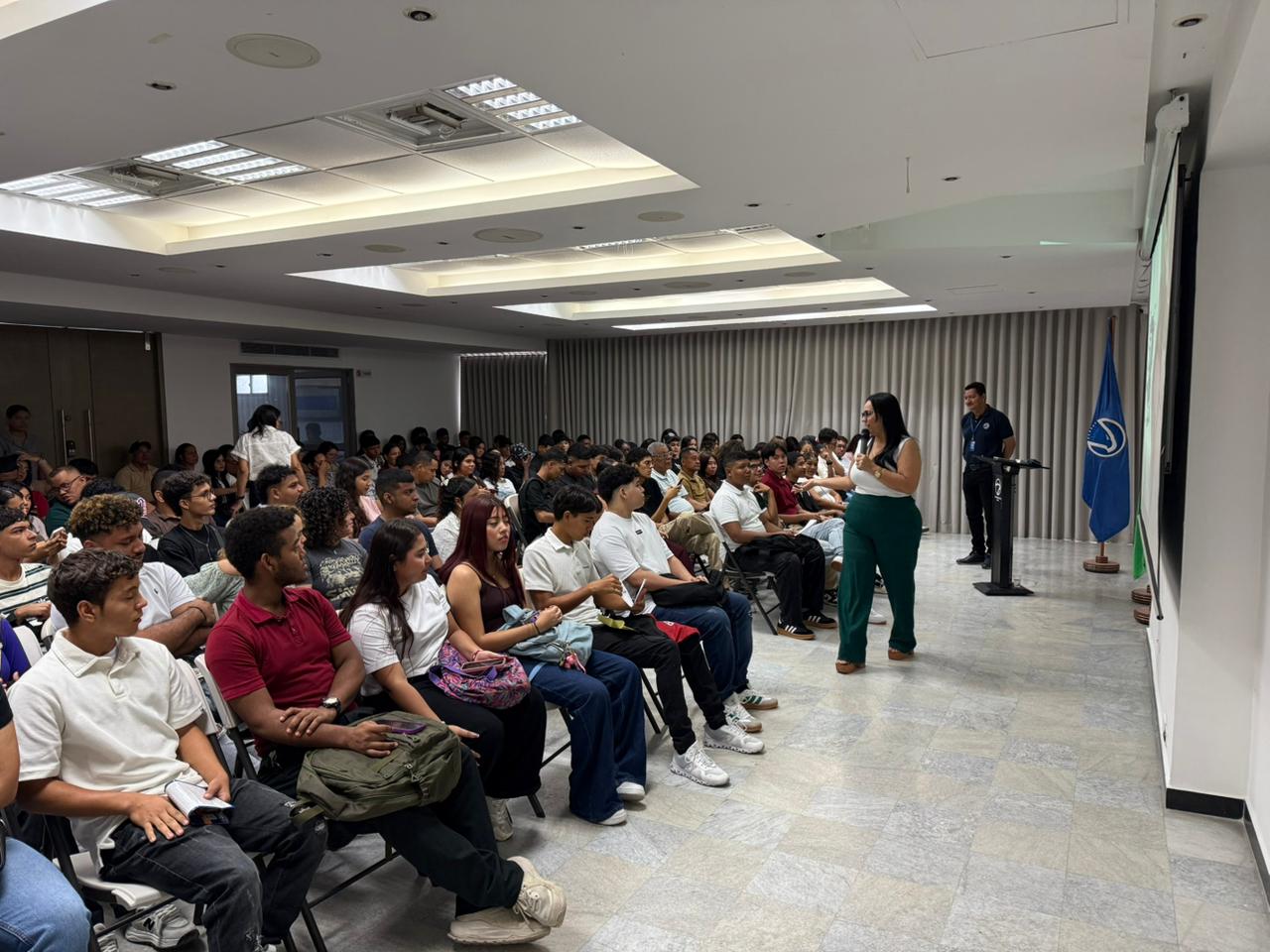 Presentación Institucional a estudiantes nuevos